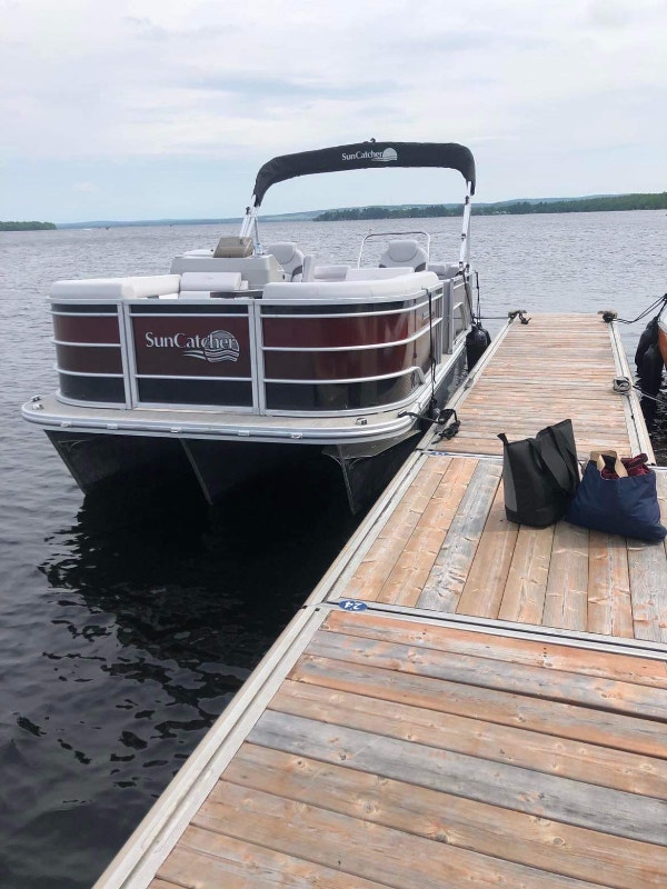 Ponton avec remorque 2021 Yamaha 150 hp 30 heures Suncatcher Vedettes