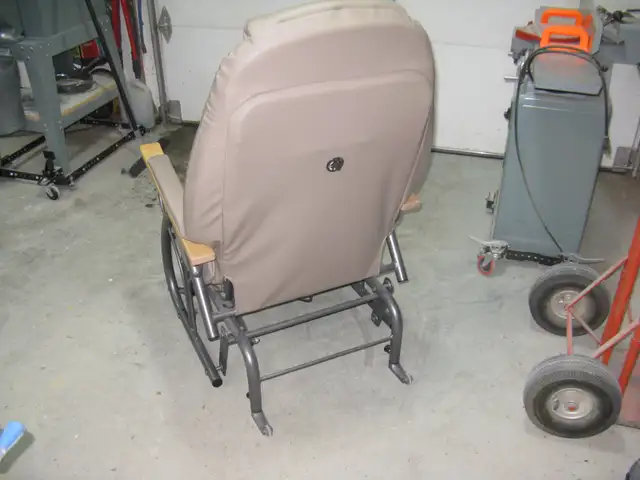 Autolock chair for elderly person in excellent condition62863733434625122