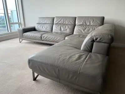 Stunning Natuzzi Italia Leather Sectional (Right Chaise, Grey) - Pristine Condition! Elevate your li...