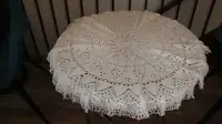 Nappe ronde en fil de coton tricotée à la main