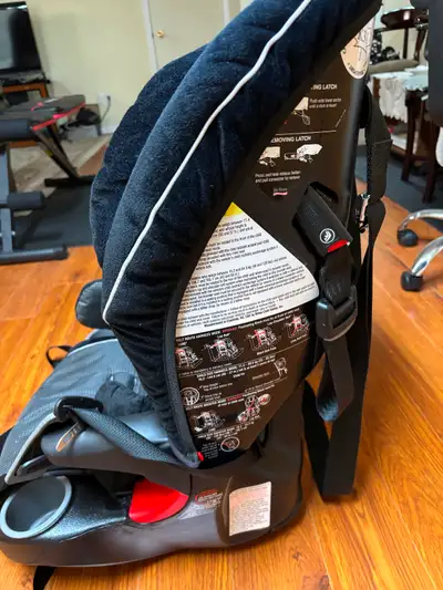 Good car seat, adjustable height, with all accessories.