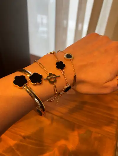 Get your hands on these stunning clover sets for just $13 each! You'll receive a complete set of 6 p...