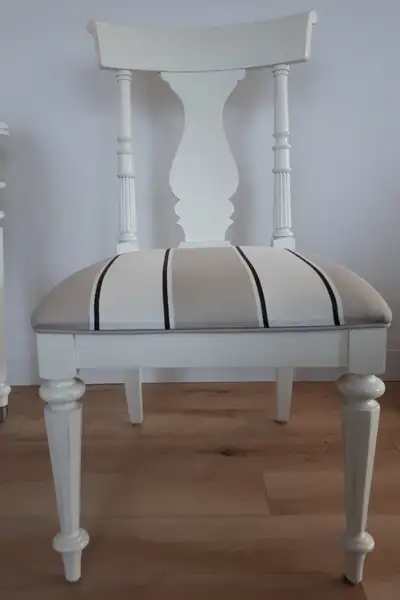 Élégante chaise en bois et assise rembourrée, View more