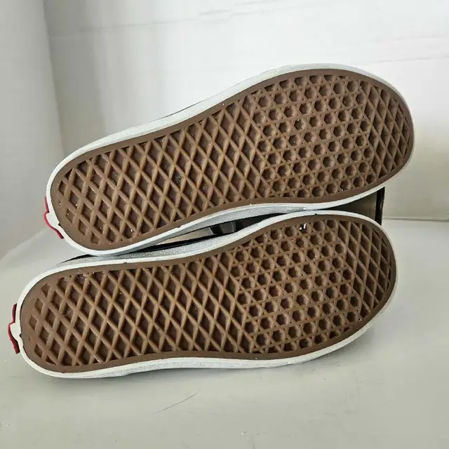 Vans  Hi Slim Canvas Skate Shoes  Womens 8.5 Black White in Women's - Shoes in Kitchener / Waterloo - Image 9