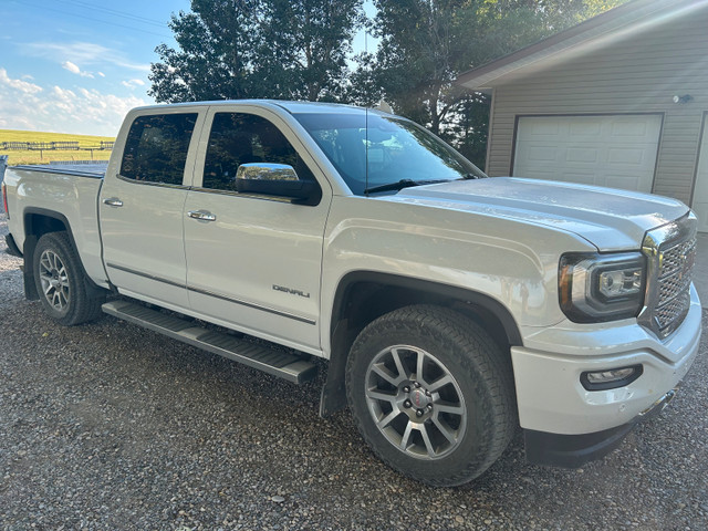 2017 gmc Denali  in Cars & Trucks in Lethbridge - Image 3