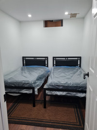 Rent single bed in bedroom in basement for females - Mississaug 