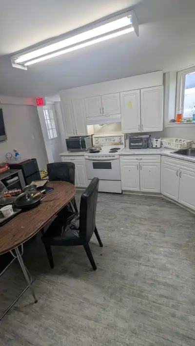 emergency room sublet! I'm leaving the city for a few months and I have three months of the lease le...