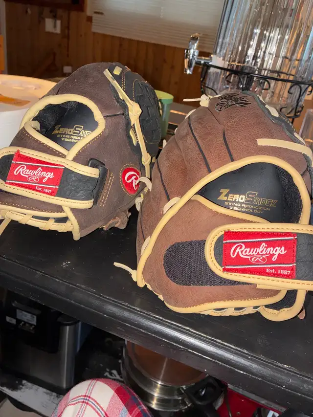 baseball gloves  in Baseball & Softball in Cornwall - Image 2