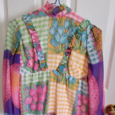 BELLE ROBE LONGUE TRÈS CHIC À BELLES FLEURS GR 4/6 FEMME: $25.00, View more