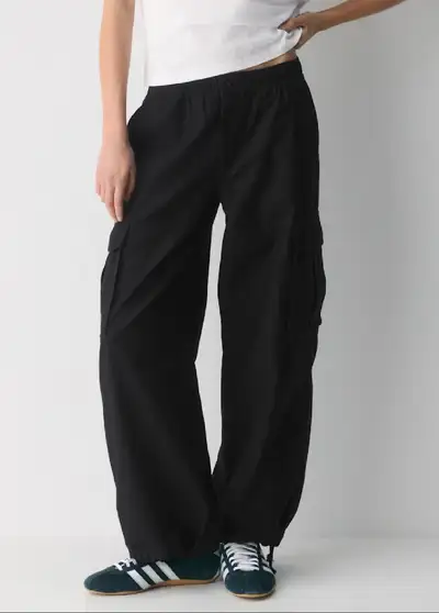 These are gently used TNA Surplus Division black cargo pants in size 6, perfect for a casual yet sty...