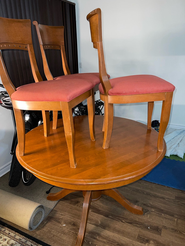 48” round table + 3 chairs all solid wood in Dining Tables & Sets in Gatineau