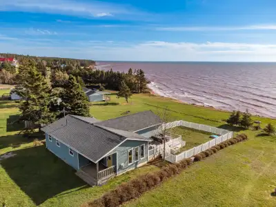 3 Bedroom Winterized Cottage in Canoe Cove - Available Sept 6