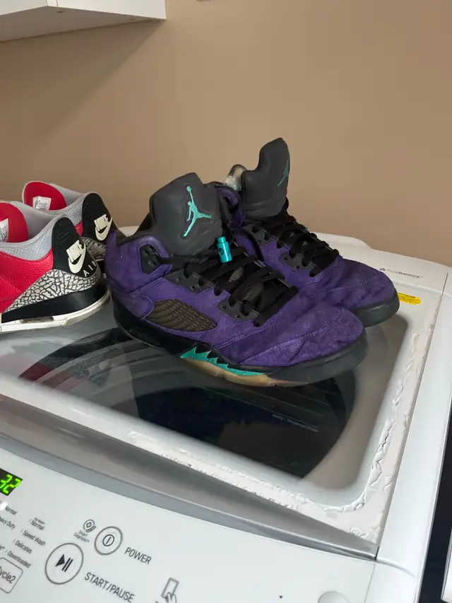 Jordan 5  size 10 Grape Jordan 3 fire red size 9.5 in Men's Shoes in Mississauga / Peel Region - Image 7