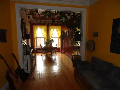 Grand 7 et demi sur 2 étages à partager. Centre ville de Quebec.