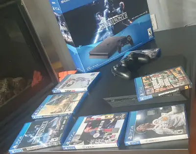 Vend PS4 Slim état comme neuve avec SSD interne tout neuf pour rapidité comme PS4 Pro. Avec 1 manett...