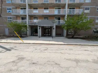 Located in Hintonbourg 2 rooms 1 bath condo 1 year lease Around 850sqft living space Walking distanc...