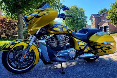 IF AD IS UP BIKE IS AVAILABLE Gorgeous 2014 Victory Cross Country Touring MUST BE SEEN Tequila Gold...