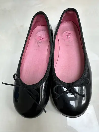 Price new is $150 + hst Only worn a couple of times Size 33 (US 2) Pick up near Yonge and Lawrence $...