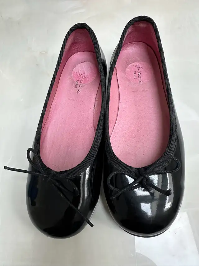 Jacadi Girls Black patent balllet flats size 33 in Kids & Youth in City of Toronto - Image 2