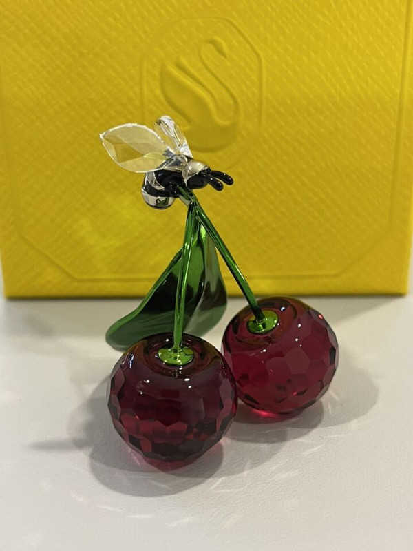 SWAROVSKI CRYSTAL IDYLLIA   BEE and CHERRY   BRAND NEW IN BOX in Arts & Collectibles in Thunder Bay - Image 2