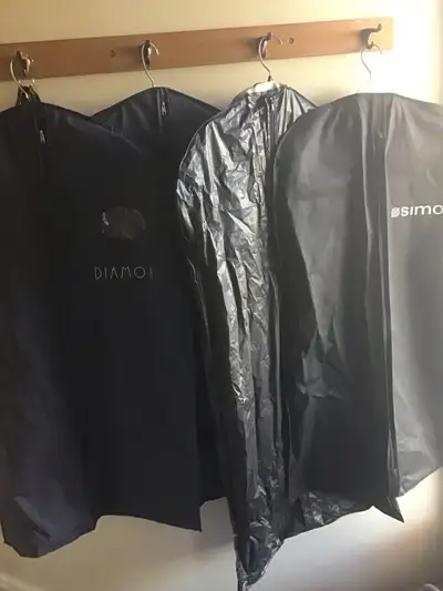 4 housses pour vêtements avec support 3 en vinyle et un en tissus de marque Simon. Fermeture éclair...