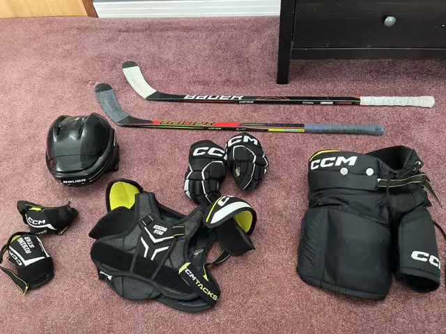 Youth Hockey Gear in Hockey in Lethbridge - Image 2