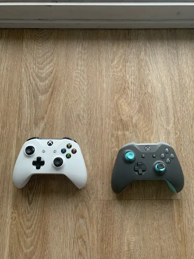 Xbox One S-2 manettes-2 jeux**Xbox One S-2 controllers-2 games in XBOX One in Laval / North Shore - Image 5