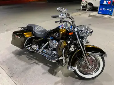 Road King 2002 Importé de la Floride ayant seulement 35XXX miles en excellente condition! Candy pain...