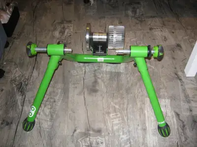Kinetic Road Machine 2.0 base d'entrainement pour vélo, View more