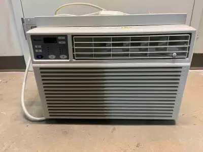 Climatiseur de fenêtre Gree avec matériel d'installation et télécommande, 8000 BTU, excellent état e...