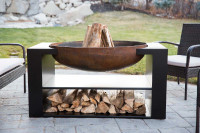 (Fire pit) Copper colored fire bowl with elegant base