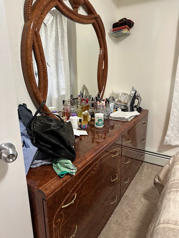 Queen bedroom set (dresser, night tables and headboard) Dressers