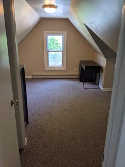 One bedroom (about 100 sqft) available (looking for male tenant only) Location: 63 Pembroke 4 bedroo...