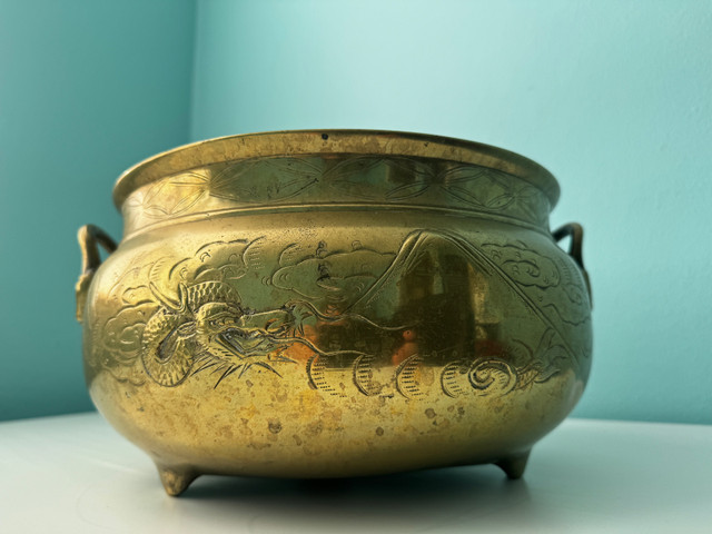 ANTIQUE BRASS POT WITH DRAGONS DESIGN in Home Décor & Accents in Mississauga / Peel Region - Image 4