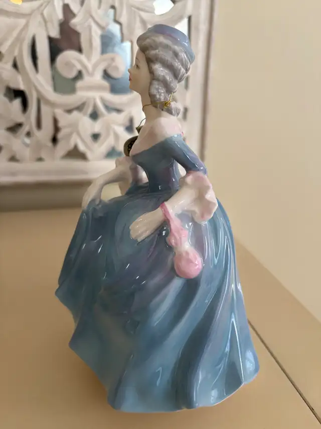 Coalport Figurine Regina in Arts & Collectibles in Oakville / Halton Region - Image 8