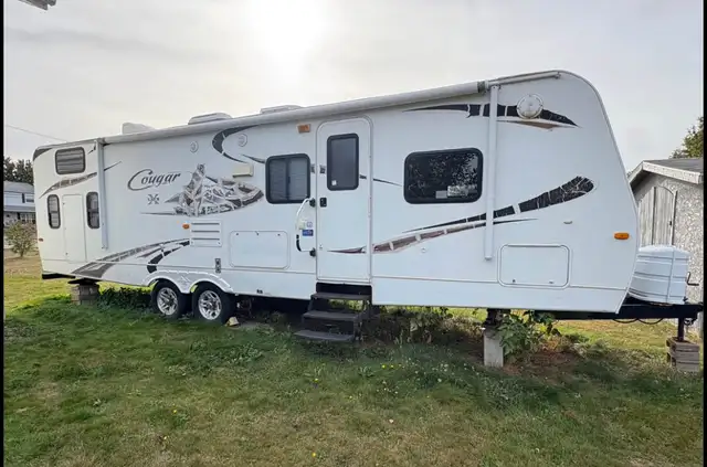 2010 Keystone Cougar X-Lite 29BHS w/ Polar Package – $14,500 in Travel Trailers & Campers in Charlottetown - Image 3