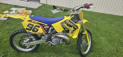 Suzuki RM250 2005, It runs good, and it's ready to ride. It comes with a lot of extras. Comes with s...