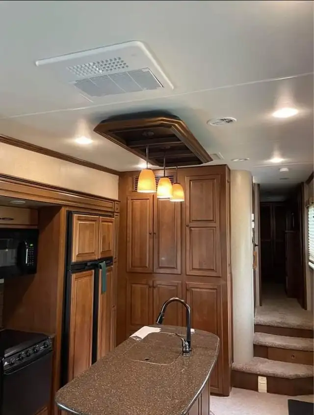 35 Foot Heartland Bighorn 3010 RE with upgrades in RVs & Motorhomes in Penticton - Image 9