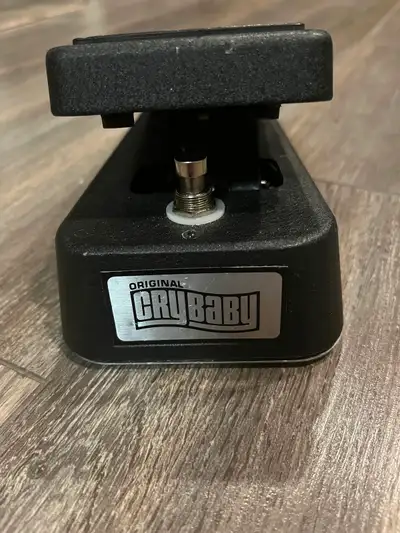 Cry baby wah à vendre,super bon état,True Bypass et lumière led ajoutés,effectuées par un technicien...