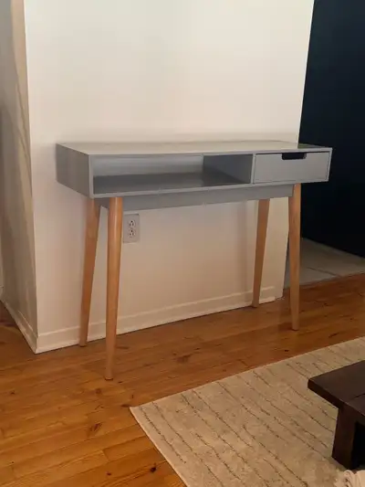 Petit bureau de travail. Très bonne condition sauf une petite perte de peinture au coin droit (voir...