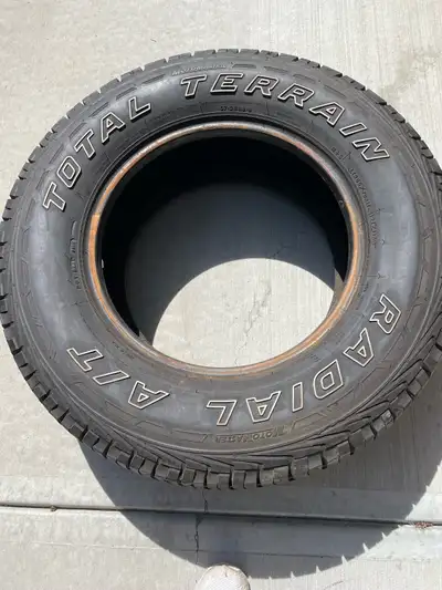 One only Motomaster Total Terrain LT 265/70/17 Like new condition.