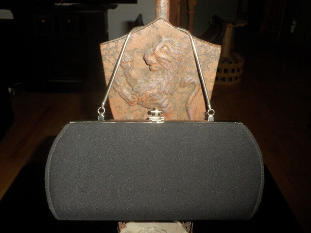 Sac à main vintage en tissu noir dans Femmes - Sacs et portefeuilles  à Longueuil/Rive Sud - Image 2