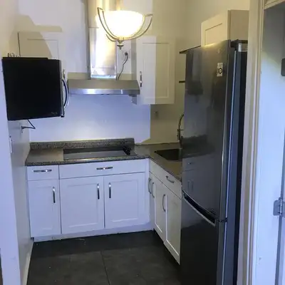 One bedroom garden suite with separate entrance in the view Royal area (around Four Mile Pub). #14 B...