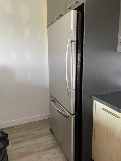 Frigo Amana. Largeur : 33 pouces. Utilisé quelques années. Fonctionnel et propre. Faut venir cherche...
