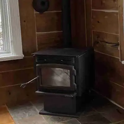 Poêle au granule model Bio-35 de Enerzone avec tuyaux de 4 po ,feutrés de rechanges et sac de granul...