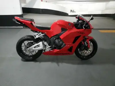 Selling my one owner very low kilometers CBR RR 600. Always garage kept well maintained and properly...