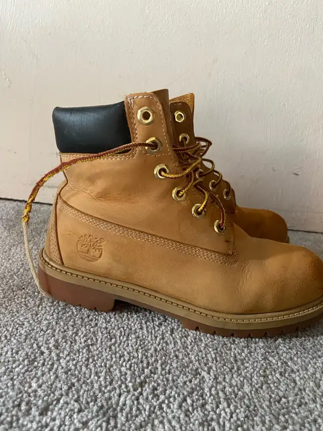 timberland boots size 4 in Kids & Youth in Markham / York Region - Image 2