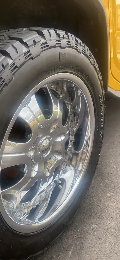 Giovanni’s rims / Gerber tires 35/12.50 R 22” like new No scratches no dips 95% treed left