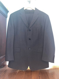 2 Mens Suits made in Canada 100% wool 42s brand name good qualit