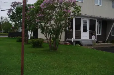 jumelé sur 3 étages avec sous-sol et remise construction 1975 . chauffage électrique.. armoire de mé...